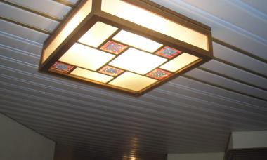 DIY loftdekoration med PVC-paneler: trinvis vejledning med fotos og videoer
